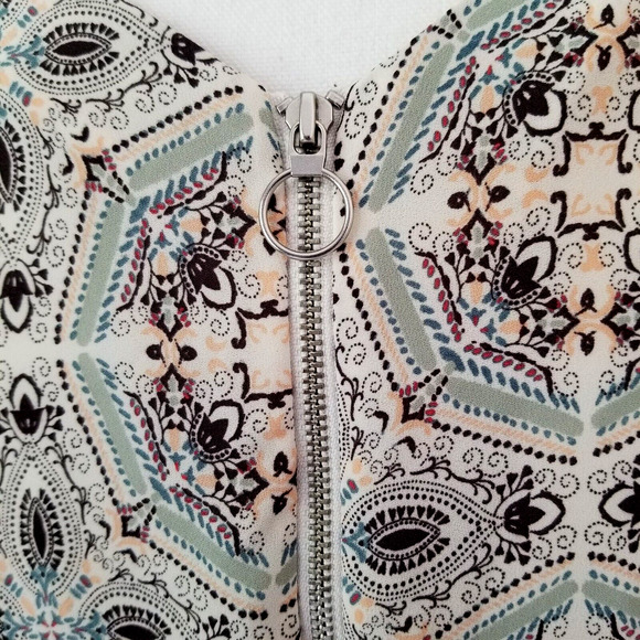 Maurices blouse with zipper back in medallion print - Size S - Picture 5 of 5